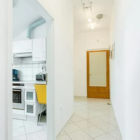 Apartman With Parking Space Kastel Kambelovac, - 21027 *