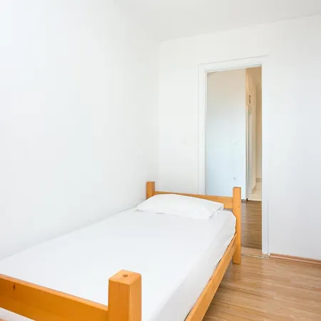 Apartman With Parking Space Kastel Kambelovac, - 21027 Kastela