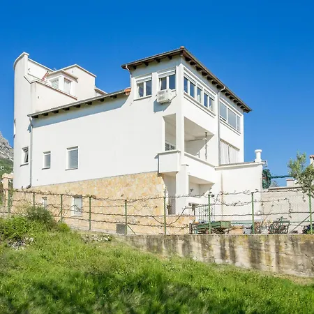 With Parking Space Kastel Kambelovac, - 21027 Apartman *